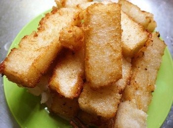 step3: 外酥內嫩的蘿蔔糕加少許的鹽提味，更能吃出本身<span class="group_1">食材</span>的美味~要趁熱吃唷!!真的會上癮(認真樣) 鹽的多寡在於個人口味可增或減，我的蘿蔔糕是吃起來微微鹹味那種(比較有味道)無須再沾醬油唷~會太鹹&gt;"