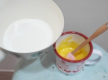 step11: 接著緩緩倒入牛奶~~邊倒邊攪拌!!!