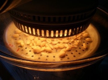 step3: 40g花生及40g松子仁用光波爐,180c高架焗10分鐘,中途炒一炒取出放涼