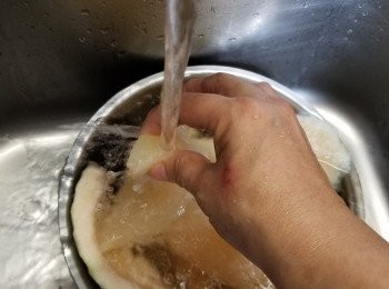 step3: 再用水沖凍,凍後用手按至完全渣乾水份
