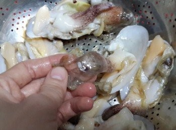 step1: 買了新鮮象拔蚌，麻煩檔主帮忙去一邊殼，去內臟。返到屋企，拎出去象拔蚌薄膜，再清洗乾淨