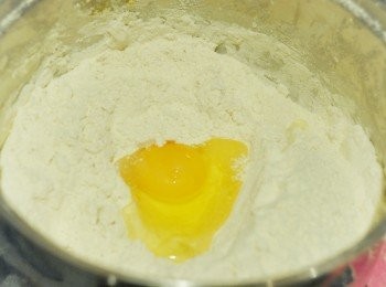 step1: 大碗內，將麵粉及乾酵母拌勻，下一隻蛋拌勻