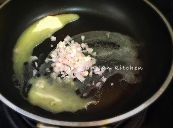 step4: 做汁的過程只需1-2分鐘，先下牛油，放入乾蔥蓉小火炒香。