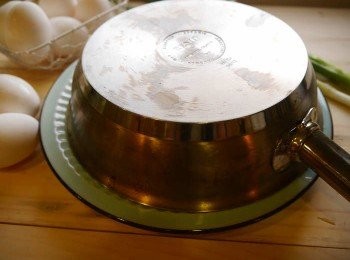 step6: *厲害的人直接翻面，沒把握的就像媽咪一樣找一個和鍋子差不多大的盤子倒扣烘蛋，然後滑回去鍋內繼續煎熱另一面，大概再煎個20-30秒就好嚕~這樣外面才會焦脆，裡面的蛋液也才不會過熟嚕~