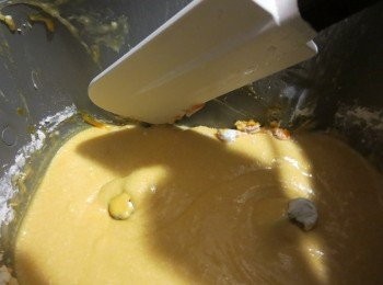 step5: 投料蜂鳴響起後， 使用橡皮刮刀等將沾附在麵包容器周 圍的麵粉確實刮落至底部（刮粉）， 再度按下「開始」鍵。  ◎進行刮粉可以使烘烤完成的蛋糕側 面漂亮。