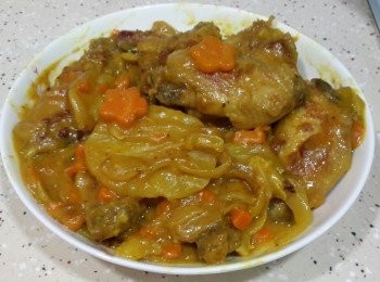 step7: 再蓋檴蓋，轉細火焗三分鐘，然後開蓋一次，快炒一會，如果見水份收乾了，再加半罐熱水快炒，再蓋檴蓋焗三分鐘，炒勻至收水便成