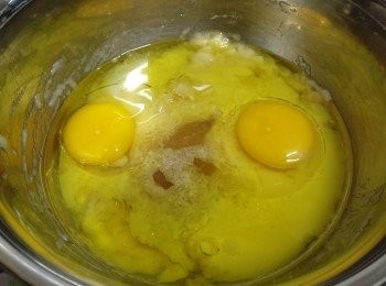 step3: 蕉蓉與煉奶丶糖丶橄欖油及雞蛋拌勻成麵糊狀