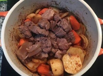 step8: 放入厚片牛腱，輕輕炒勻；