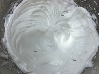 step4: 將熱糖水慢慢倒入旦白內,一邊加入糖水一邊以打旦器高速打發旦白,加入所有糖水後,續打發旦白至回復至室温温度為止(打發過程至少要十分鐘),如家中有厨師機,可以以厨師機打發,否則可以用一般家用打旦器打發