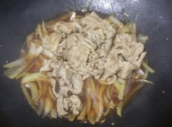 step4: 加<span class="group_2">調味料</span>及豬肉片, 煮大約5分鐘即可