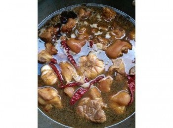 step5: 把清水倒進去淹過肉即可，蓋上鍋蓋中火燜至少一個小時，期間要翻動幾下