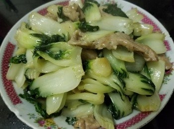 step6: 做法：

將肉片用少少雞粉，糖，麻油，生粉，少少黃酒醃入味。
燒紅油鑊，大火將肉片煎成半熟上碟，再爆香蒜頭，乾蔥，薑片放入白菜快炒，加入雞粉，糖，鹽，黃酒炒至白菜少少軟身，再將肉片回鑊，蓋好煮約 1 分鐘，少少麻油，生粉水埋芡，完成。