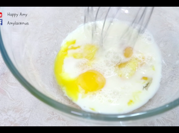 step2: 蛋黃混合奶／豆奶，備用。