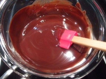 step7: 裝巧克力容器的底部,不要直接碰到熱水,這樣不過熱的方式可保有巧克力的香醇風味。融化後的巧克力先放至一旁稍微降溫,在加入麵糊前保持微溫狀態(約40-45度c的熱度)。