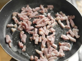 step9: 餡料做法：熱鍋後下少許油，炒煙肉粒約3分鐘