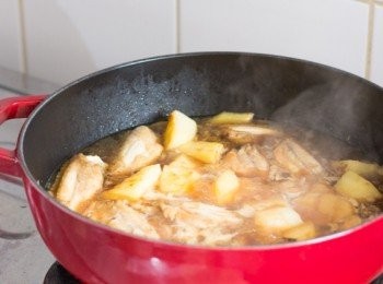 step9: 1 茶匙生粉加入1 茶匙清水拌勻，打開蓋子，調到中火，加入蔥段，汁料再次滾起後倒入生粉水兜勻，邊拌邊煮至濃稠，試味後即可上碟