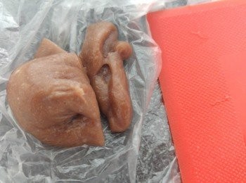 step10: 麥提沙放入中間封口,將多餘的切走,切走部份可以留待下一粒使用。