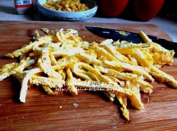 step3: 蛋液放入鑊中加少許油煎至兩面金黃色蛋皮 , 盛起稍為待涼切成蛋絲