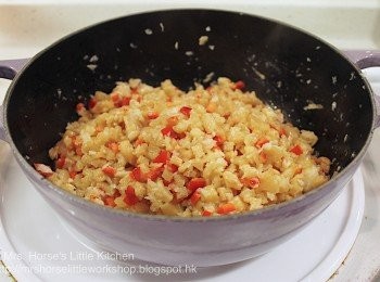 step5: 倒入烘香的菜脯粒拌炒至每顆菜脯都沾上油份。