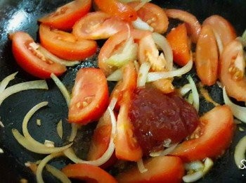 step10: 再加入蕃茄醬 , 黑醋 , 砂糖拌勻