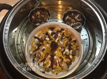 step7: 再鋪上一層鬆糕粉，鋪好後稍微輕輕震動一下烤模，讓表面變平；表面排滿紅棗、蜜紅豆、八寶豆、木瓜絲，或是喜歡的果乾甚至是核桃碎等；大火蒸40分鐘即可