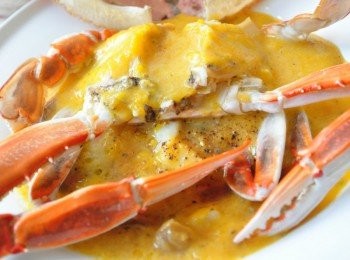 step16: 將蒸好的蟹放在南瓜農湯上，並打開蟹殼淋些南瓜農湯於蟹身