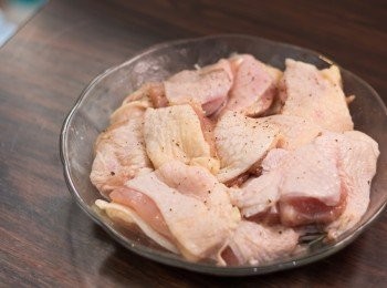 step1: 雞腿肉洗淨印乾，切成一口大小，加入鹽﹑黑椒碎及生油拌勻備用，醃 15 分鐘或以上