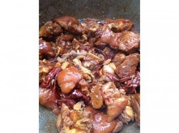 step6: 一個小時後水分都已經收乾，這時把鹹魚倒進去繼續拌炒，試味道，不夠咸就加點加老抽。上碟享用~