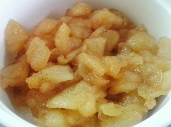 step2: 再轉小火煮約15分鐘至蘋果變軟，下肉桂粉拌勻，待涼備用