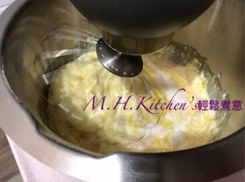 step23: 加入蛋,牛油溶液用攪拌機攪均成漿
