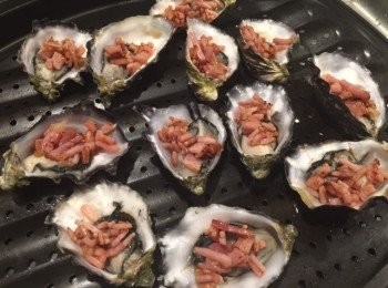 step2: 將煎好既煙肉粒平均咁放係蠔上面, 之後再放芝士
5.  放入焗爐上層用烤/Grill mode ( 即只開上火) 烤8-10分鐘，期間check住，只要芝士溶同埋轉金黃色就可以出爐
6.  小心用夾將蠔放上碟, 再加上黑胡椒碎輕輕調味
7.  襯熱食~
