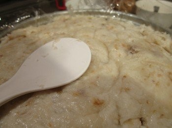 step10: 放入鋪好年糕紙的蒸籠，抹勻，可稍微加入一點香油讓表面更均勻平滑