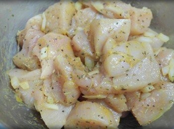 step1: 先將<a href="https://bit.ly/3EZL8dD" target="_blank" data-keyword="雞胸" class="guide-link"><strong>雞胸</strong></a> <span style="display:inline-block;vertical-align:middle;margin-top:-3px;color:initial;border-radius:3px;padding:2px 3px;font-size:12px;line-height:14px;background:#87d300;color:#fff;">即買</span> 肉切成適量大小~ 倒入所有醃料後抓一抓放冰箱冷藏醃漬約1小時^^