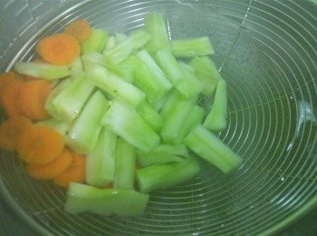 step3: 將西蘭花及紅蘿蔔梗去皮後切成小件，再以滾水汆燙備用。