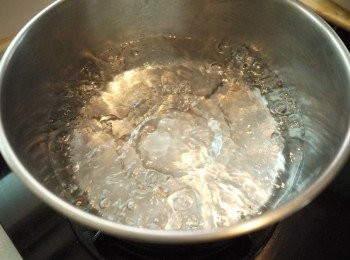 step4: 煮一鍋水川燙烏骨雞肉塊