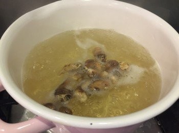 step2: 2. 冬菇定隨水一齊煲，水滾後，較中火滾10分鐘，讓冬菇定出味。