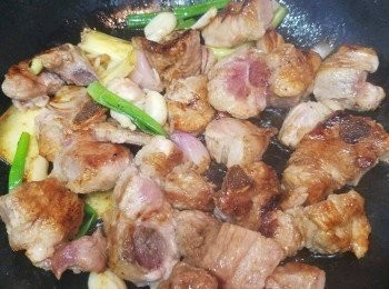 step3: 熱油再爆薑蔥蒜及蔥頭，下肉排，煎香兩面至金黃色。期間可蓋上蓋略焗一會。