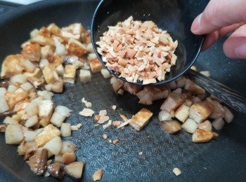 step6: 再加入花生炒勻熄火,盛起待用