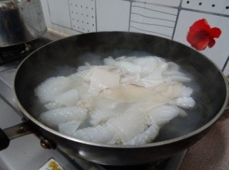 step2: 燒熱一鍋水， 下1湯匙花雕， 滾後下魷魚煮至剛熟， 撈起瀝乾備用
