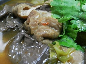 step12: 經過飛利浦智慧萬用鍋的洗禮，大腸吃起來非常的軟，鴨血內部也吸滿了湯汁，一口咬下，就可嘗到辣辣酸酸的味道，讓第一次煮五更腸旺的ㄚ曼達獲得滿堂彩喔