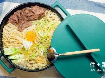 step2: 大鍋將材料放靚靚 (雞蛋 , 烏冬除外)
加入昆布醬油 ,味醂 , 料酒 , 水,
中大火煮滾後 , 加蓋轉小火炆煮5分鐘