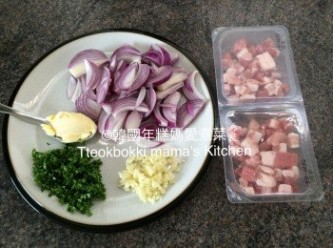 step1: 準備牛油、蒜蓉、Parsley切碎、洋蔥切絲或切粒備用。
