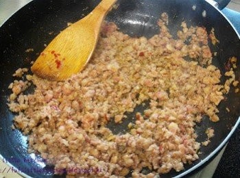 step4: 加入絞碎豬肉炒熟，倒入茄子同煮。