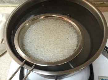 step5: 將蒟蒻晶米過熱水川燙3分鐘，瀝乾備用