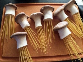 step2: 將意粉折斷一半，再將10-15枝意粉插入雞脾菇，做成水母形狀