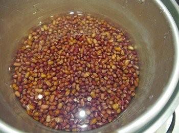 step1: *將紅豆洗淨，並淨泡超過6小時。
*加水滿過紅豆，放入電鍋中，外鍋3杯水煮熟。
*電鍋跳起後，稍微攪拌一下，外鍋再加1杯水煮。