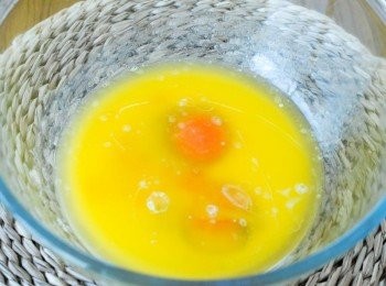 step1: 將雞蛋、糖、牛奶、溶化牛油放入大碗內拌勻