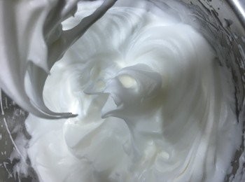 step2: 旦白分三次加入糖A打發至尾部彎曲