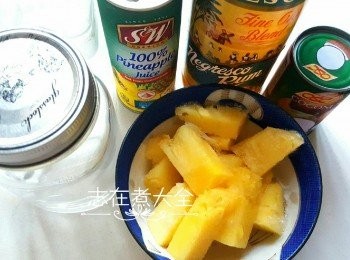 step1: 菠蘿切塊後雪冰，椰汁、菠蘿汁及水雪冰