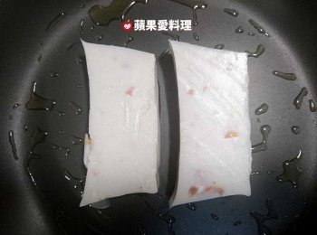 step1: 取出平底鍋，放油，放入蘿蔔糕，蓋鍋蓋，開中火慢煎。